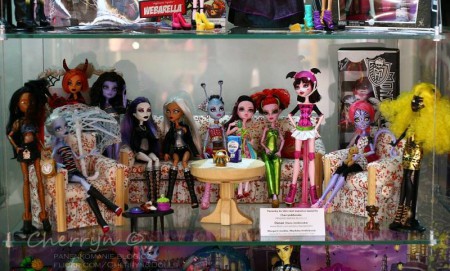 /galerie-panenek-dollsland-v-praze-nejvetsi-stala-vystava-panenek-a-auticek
